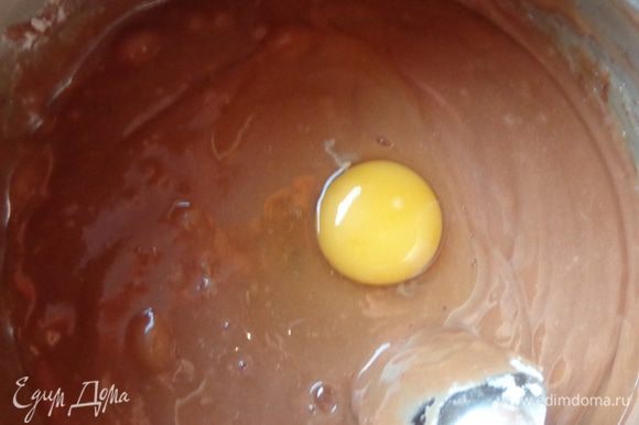 В эту смесь ввести по одному яйца, тщательно перемешать. Добавить ром или ароматизатор.
