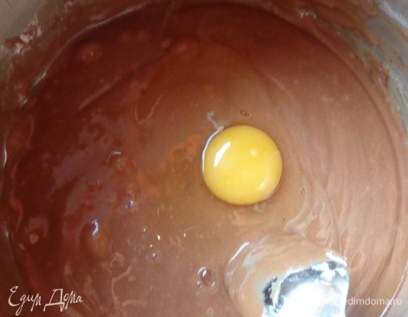 В эту смесь ввести по одному яйца, тщательно перемешать. Добавить ром или ароматизатор.