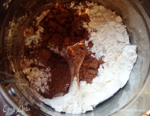 Отдельно смешать специи, какао и разрыхлитель с 3\4 муки. 