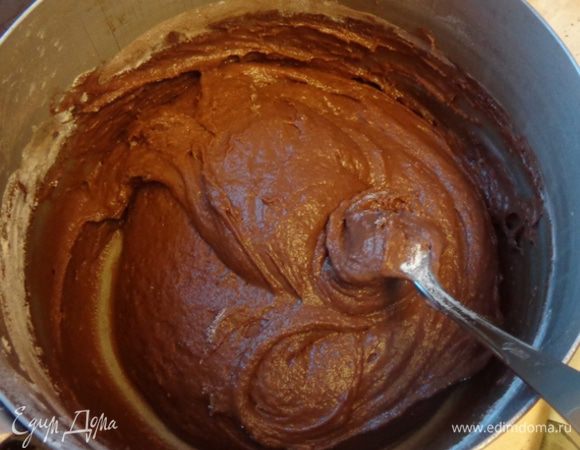 Постепенно ввести сухую смесь к жидкой. Хорошенько вымешивать тесто минут 20-25. Не надо стараться добавить всю муку сразу - ее может уйти меньше.Главное - чтобы тесто получилось эластичным.