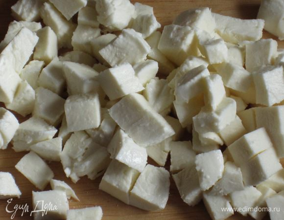 Моцареллу откинуть на дуршлаг и оставить на 2 часа, чтобы удалить лишнюю жидкость. Нарезать небольшими кубиками.
