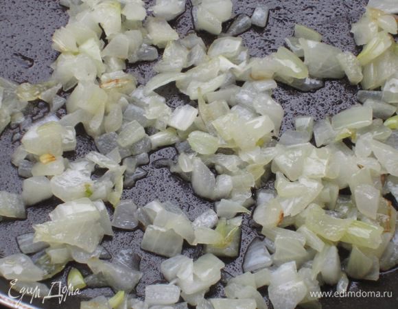 Лук мелко нарезать и обжарить в 2 ст.л. оливкового масла.
