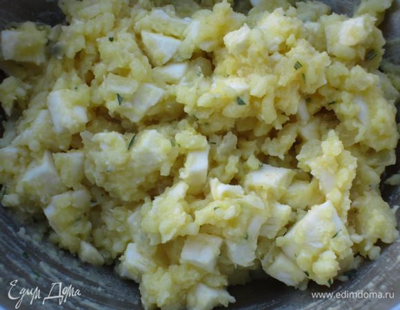 Соединить картофельное пюре, моцареллу, лук, яйцо, соль, карри, измельчённый розмарин и хорошо перемешать.