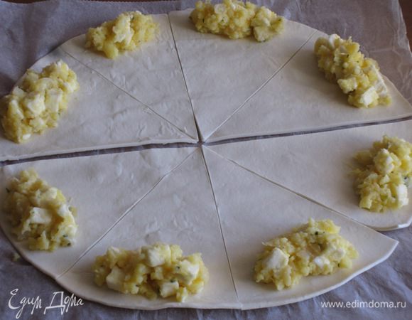 Тесто разделить на две части и раскатать в круг, каждый круг разделить на 8 одинаковых треугольников. Выложить начинку на край каждого треугольника ...