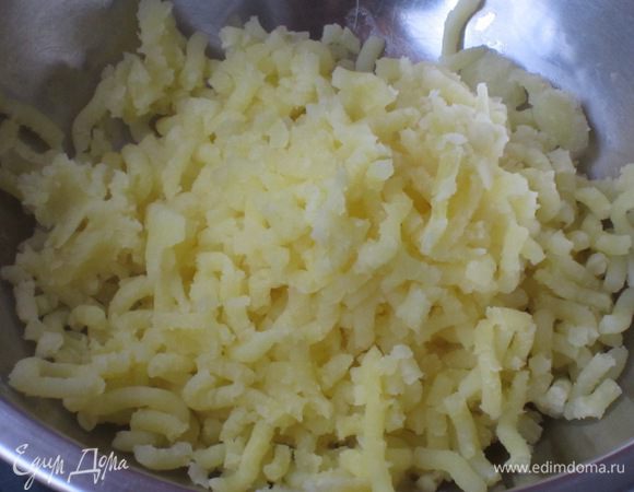 Картофель отварить и пропустить через картофельный пресс.