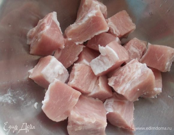 Для начала порезать мясо крупным кубиком, нужно взять ту часть мяса, которая быстро приготовится, вырезка или шея.