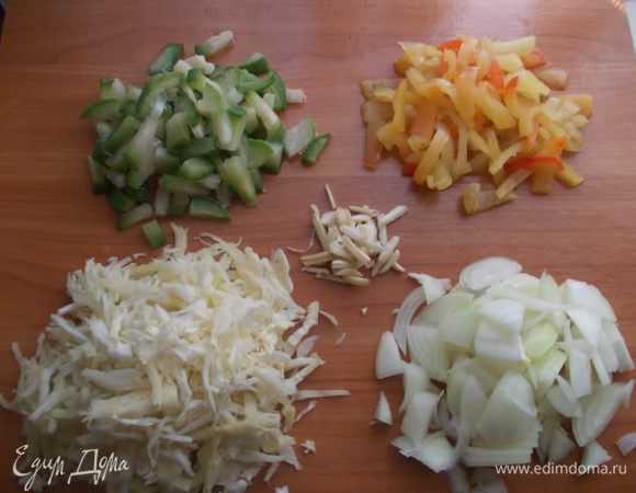 Займемся овощами, их нужно порезать соломкой, но не сильно мелко.