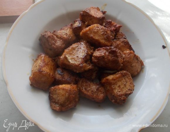 Разогреваем в сковороде масло и обжариваем со всех сторон наше мясо. Вынимаем из сковороды на тарелку и отставляем в теплое место в сторону.