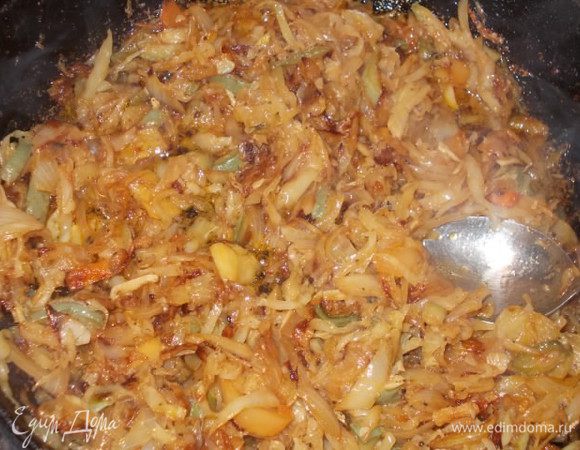 В том масле, где жарилось мясо, тушим овощи на медленном огне, до готовности. Благодаря паприке, овощи приобретут золотисто-красный и очень аппетитный цвет.