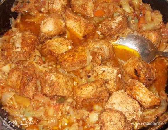 За 5 минут до готовности вернем мясо в сковороду к овощам и вольем сок. Накрыть крышкой и просо дать хорошенько закипеть. Все, наше мясо готово. Приятного аппетита!!!!!