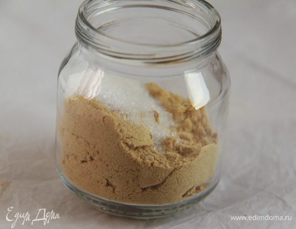 В баночку насыпать 5 чайных ложек сухого горчичного порошка (примерно 25г). Туда же сыплем сахар 2 ч.л. и соль 1/2 ч.л., перемешиваем.