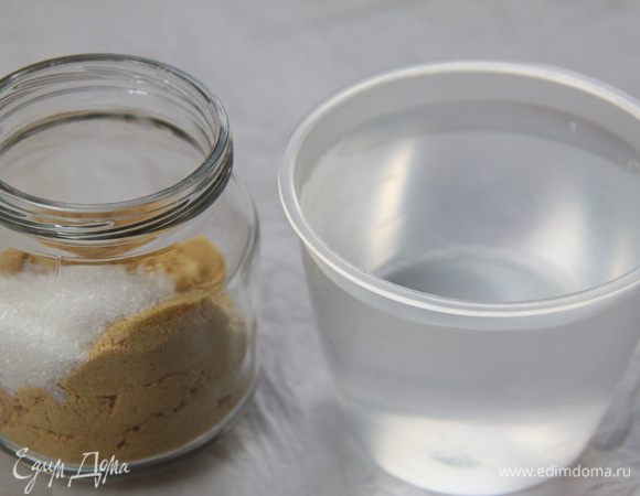 Воду вскипятить и дать ей остыть до 60*С, это принципиально! Теперь наливаем в горчичную смесь воду, примерно 80 мл, по чуть-чуть, тщательно размешивая после каждого добавления воды.