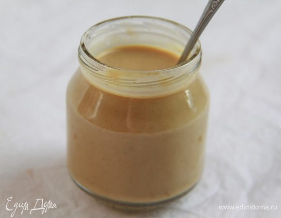 Должна получится смесь без комочков, однородная, по консистенции как жидкая сметана. Закрыть баночку плотно крышкой и поставить горчицу на вызревание на батарею радиатора (на печь, у кого имеется) на сутки! Через сутки добавить в горчицу 1 ч.л. растительного масла, перемешать и убрать в холодильник на срок до недели. 