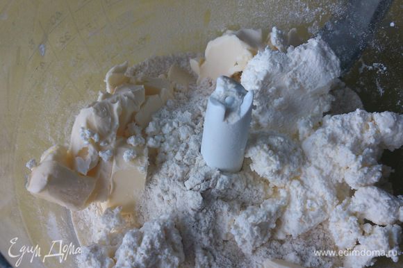 К просеянной муке добавить соль, творог и порезанное сливочное масло.