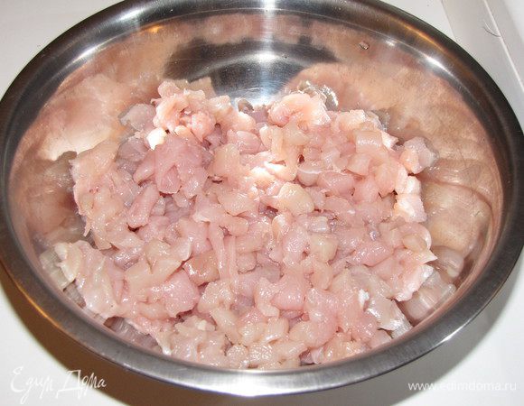 Куриное филе нарезать мелкими кусочками и выложить в миску.