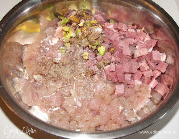 Добавить к нарезанному куриному филе ветчину, фисташки, растопленное сливочное масло, сливки и мускатный орех. Посолить и поперчить по вкусу.