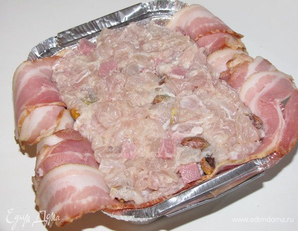 Выложить куриную массу, полностью заполняя форму, и слегка придавить.