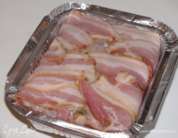 Закрыть свисающими краями бекона.