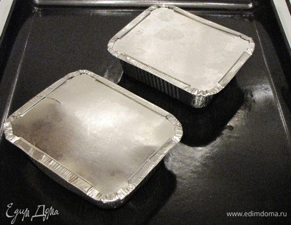 Получилось две формочки по 400 мл. Ставим в разогретую духовку на 40 минут при температуре 150–170°C.