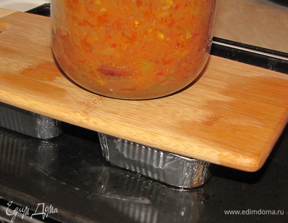 Через 40 минут достаем террины и обязательно, пока они горячие, поставить их под гнет до полного остывания. В качестве гнета я использовала двухлитровую банку с домашней кабачковой икрой. Затем с тем же гнетом убрать в холодильник как минимум на 3 часа или на ночь.