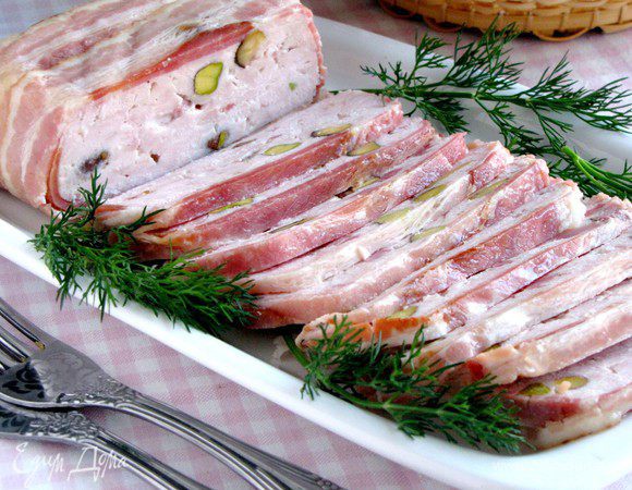 После этого террин можно очень тонко нарезать и подать к столу. Приятного аппетита!