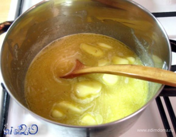 В кастрюлю положить масло, мед, сахар и специи, на небольшом огне довести до кипения, периодически помешивая. Дать немного остыть.