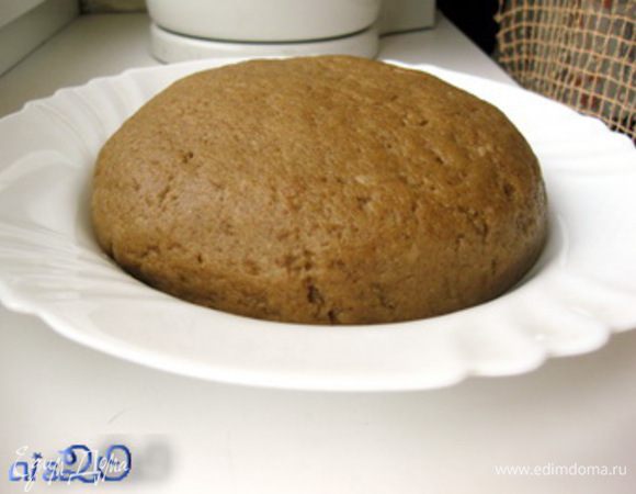 Муку смешать с содой и просеять в миску, добавить яйцо и желток, соль и постепенно влить теплую смесь (масло, мед и сахар). Вымесить тесто. Оно должно получиться не очень крутым, мягким и эластичным. Сформировать из теста шар, завернуть в пленку и убрать в холодильник на 2 часа.