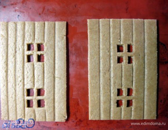 Заготовки стен выложить на противень, застеленный силиконовым ковриком или бумагой (смазанной маслом). Все заготовки сразу не поместятся.