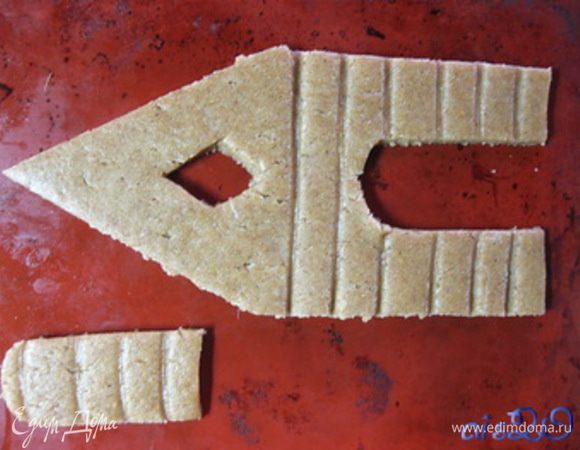 Прямо на противне придаем желаемый вид стенам и крыше, вырезая окна и двери, и нанося рисунок (бревна, черепица или кирпичи по желанию).