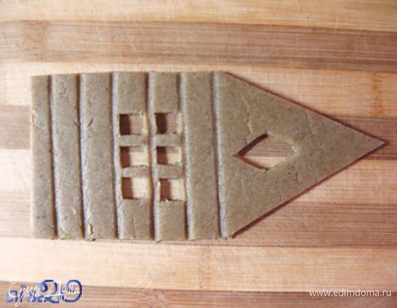 На фото видно, что я вырезала окна прямо на доске, а не на противне, но я об этом пожалела, т.к. такую заготовку гораздо сложнее переносить на противень.