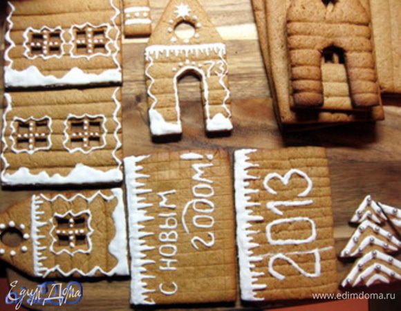 Нанести на стены, крыши, двери и елки рисунок, дать глазури хорошо высохнуть, чтобы она не размазывалась.