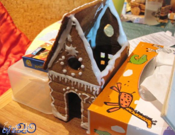 Ну а теперь, намазав края стен глазурью, скрепить стены между собой.
Самое сложное укрепить крышу, мы с Сашей для этого соорудили вот такую конструкцию, которая удерживала крышу, пока глазурь не схватилась.