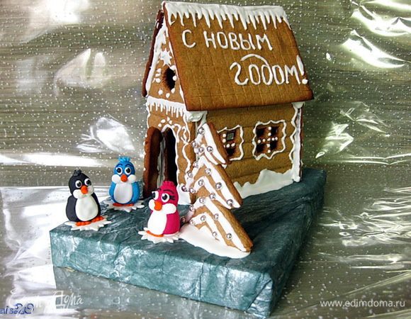 Готовый домик перенесите на блюдо или картон и украсьте композицию по желанию.