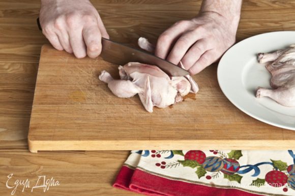 Цыпленка разрезать вдоль по грудке и максимально растянуть