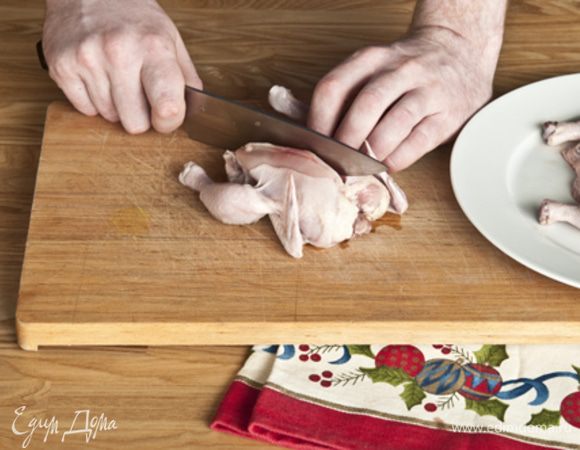 Цыпленка разрезать вдоль по грудке и максимально растянуть