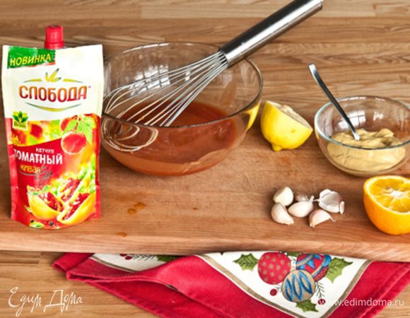 Приготовить маринад:
Чеснок натереть. Смешать горчицу, уксус. Соки лимона и апельсина, растительное масло. Добавить соль, перец и томатный кетчуп. Смазать цыплят маринадом, уложить в блюдо, прижать прессом  и выдержать 3 часа.
