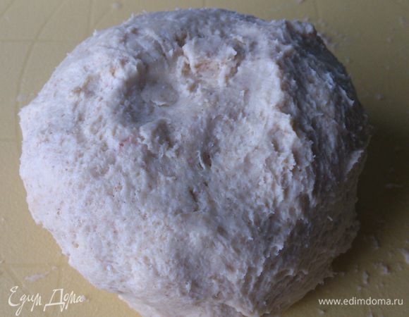 Скатать его в шар и положить на 40 минут в холодильник.