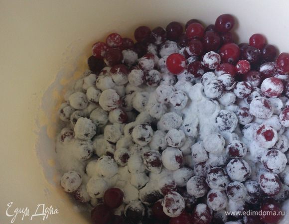 Клюкву вымыть, высушить и смешать с крахмалом.