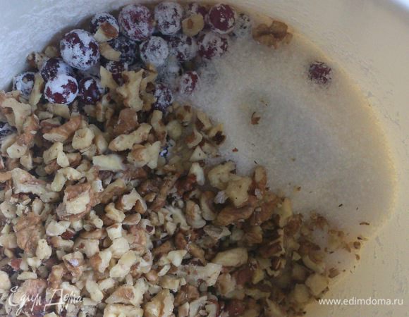 Всыпать сахар и орехи, хорошо смешать.