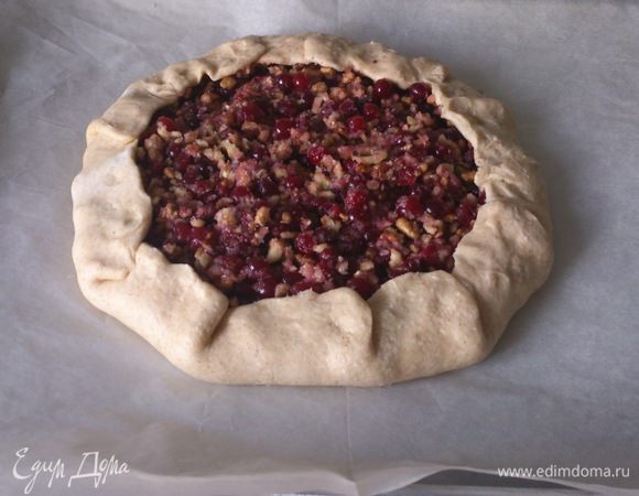 Завернуть края теста. Перенести вместе с пергаментом на лист и выпекать 40 минут при 180 С.