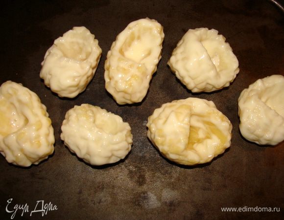 Обмазать "лапоточки" майонезом или оливковым маслом, поставить запекаться в духовку до готовности.