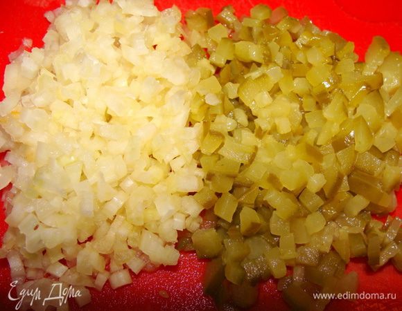 Один соленый огурчик мелко нарезать, также поступить со стеблем сельдерея.