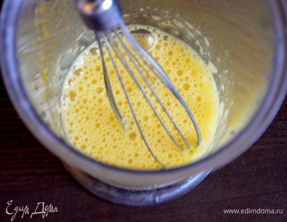 Белок взбить с яйцом, куркумой, солью и разрыхлителем.