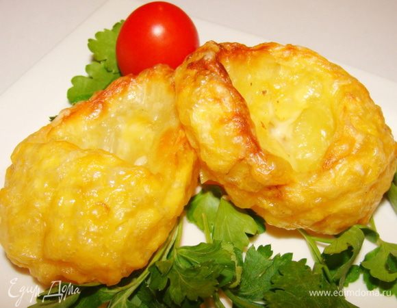 Готовые горячие и румяные лапоточки достать из духовки, выложить на блюдо.