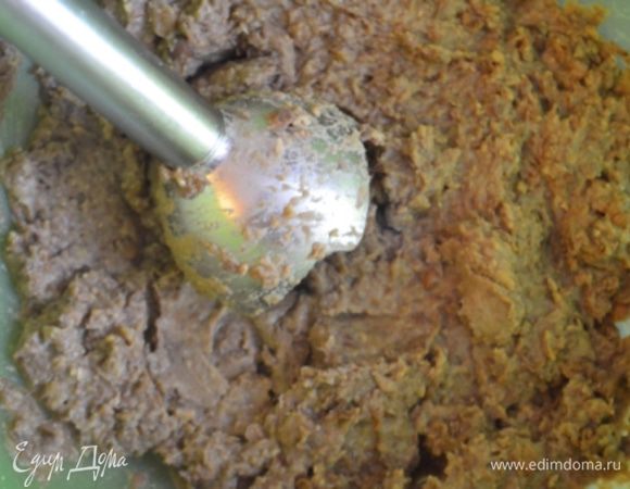 К яичной массе добавить чечевицу и измельчить все вместе погружным блендером в однородную массу.