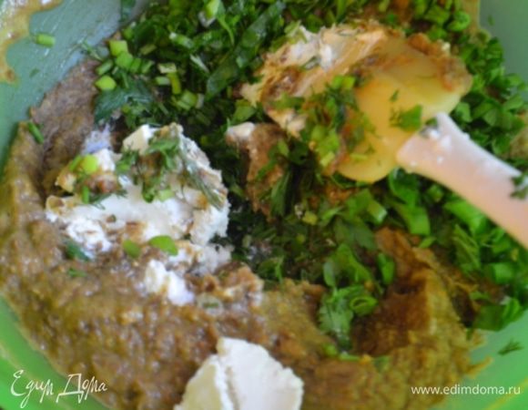 В тесто добавить нарубленный зеленый лук и 100 г феты.