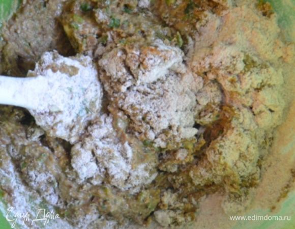 Добавляем муку и размешиваем до однородности.