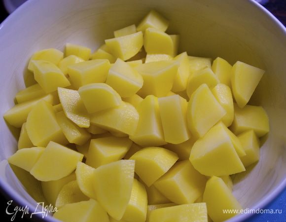 Картофель очистить и нарезать не очень крупными кубиками. 