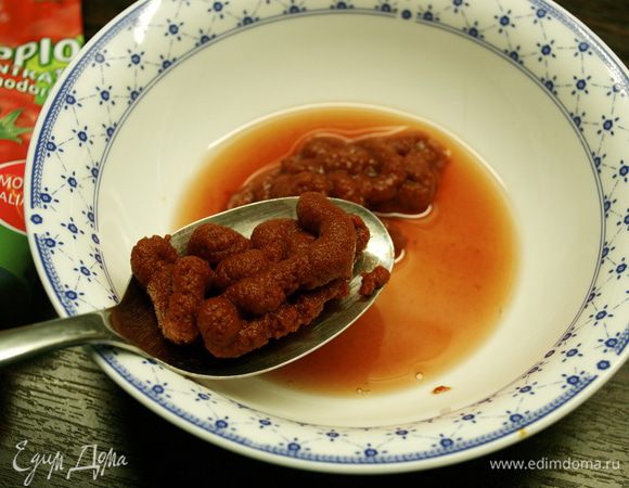 Отдельно в маленькой мисочке развести концентрированную томатную пасту в винном уксусе. Отставить в сторону.