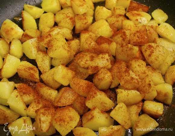 Через 20 минут открыть крышку и присыпать картошку сладкой паприкой. Перемешать.